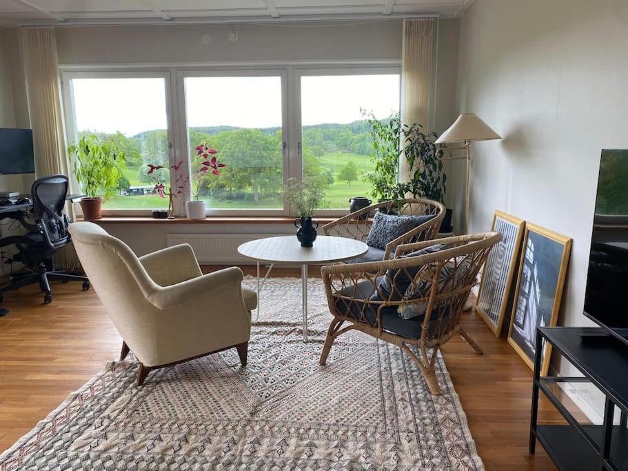 Apartment Right Next To The Golf Course And With The Ocean Just Around The Corner Ljungskile Exterior photo