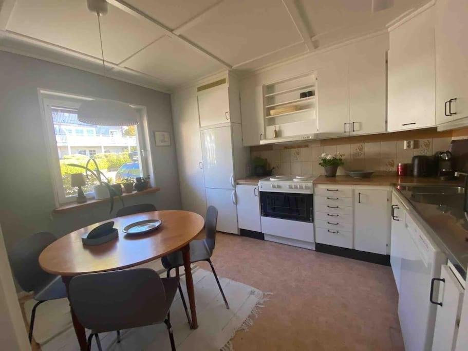 Apartment Right Next To The Golf Course And With The Ocean Just Around The Corner Ljungskile Exterior photo